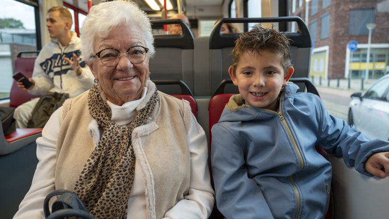 Oma met kind in de tram Oma met kind in de tram