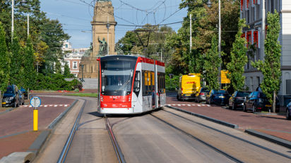 Aveniotram rijdt bij Plein 1813 in Den Haag Aveniotram rijdt bij Plein 1813 in Den Haag