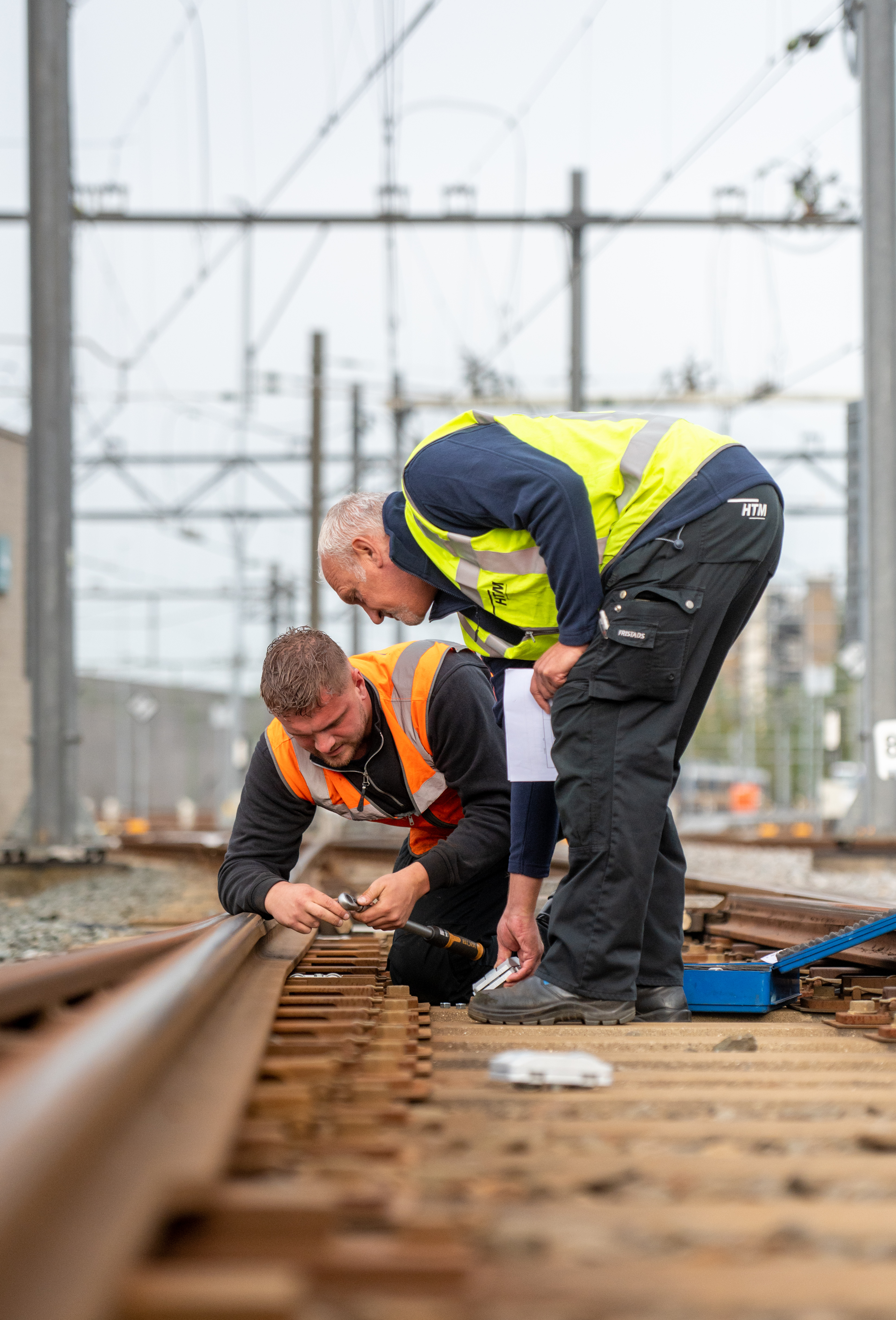 Twee monteurs repareren het spoor