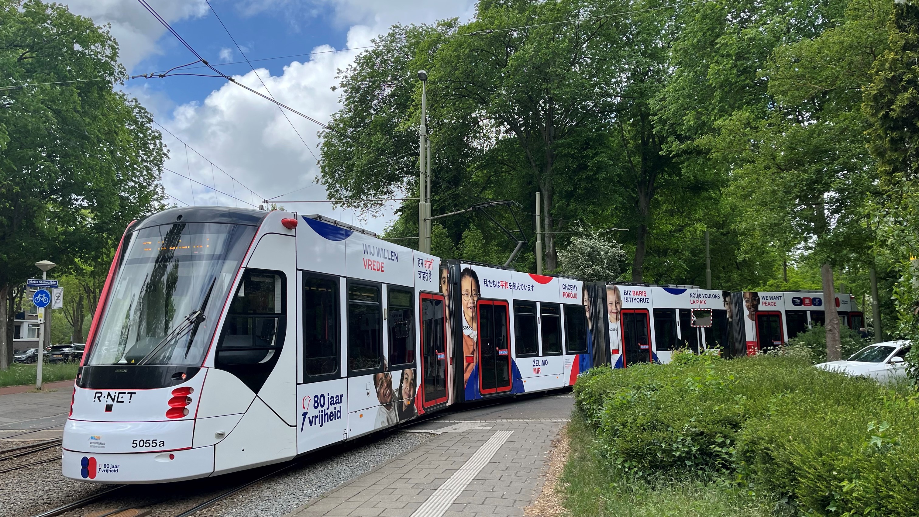 Aveniotram 5055 van HTM rijdt vanaf 4 mei door de Haagse regio als Vredestram