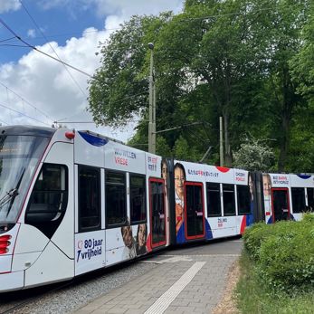 Vanwege 80 jaar Vrijheid is tram 5055 van HTM omgetoverd tot Vredestram waarop kinderen in allerlei talen zeggen 'Wij willen vrede Aveniotram 5055 van HTM rijdt vanaf 4 mei door de Haagse regio als Vredestram