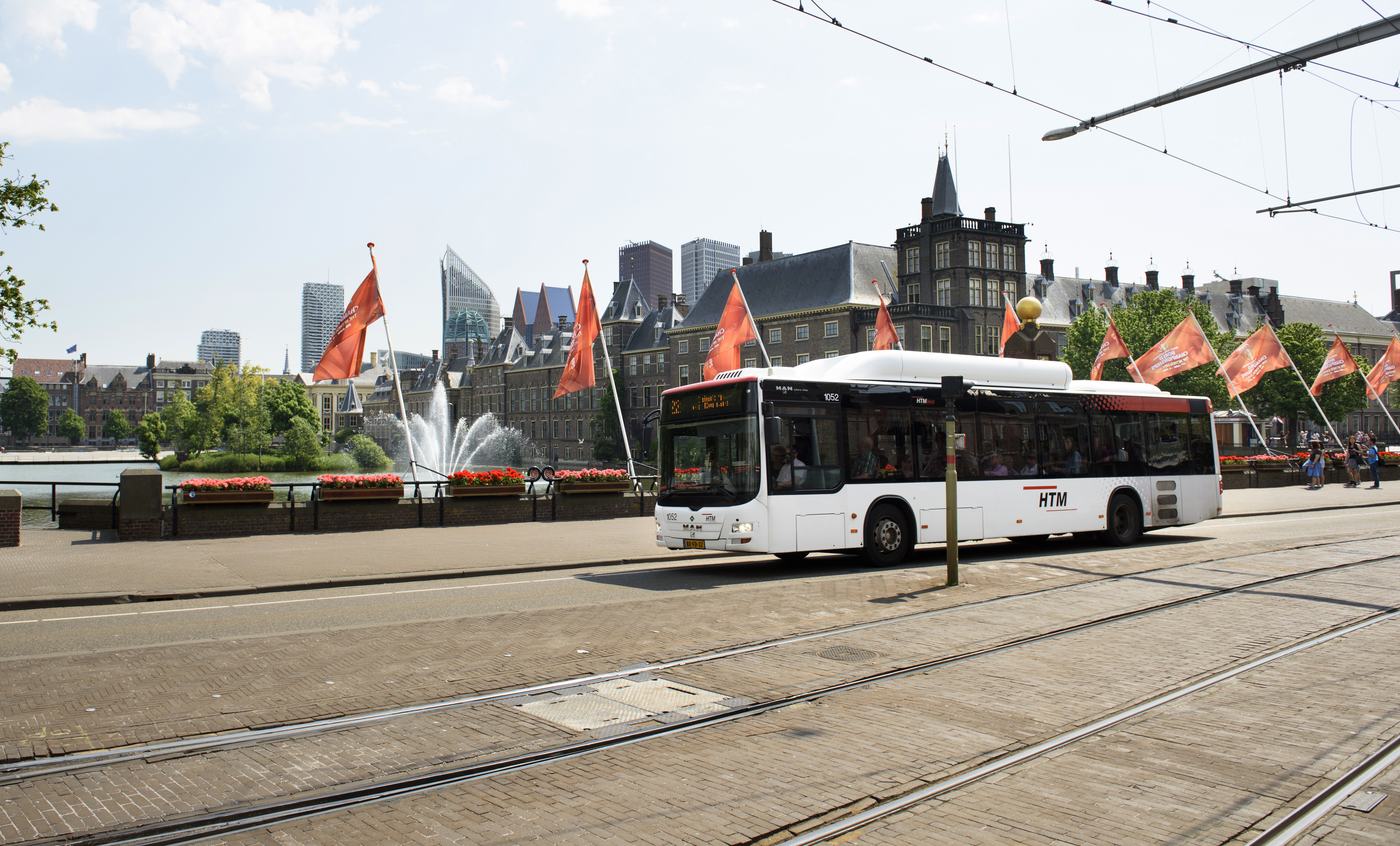 HTM Bus rijdt langs de Hofvijver in Den Haag