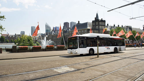 HTM Bus rijdt langs de Hofvijver in Den Haag HTM Bus rijdt langs de Hofvijver in Den Haag