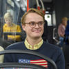 Jongen in bus Jongen in zit HTM bus en kijkt lachend naar voren
