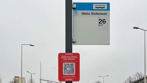 Haltepaal HTM bus 26 Melis Stokelaan voorzien van een bordje met QR code