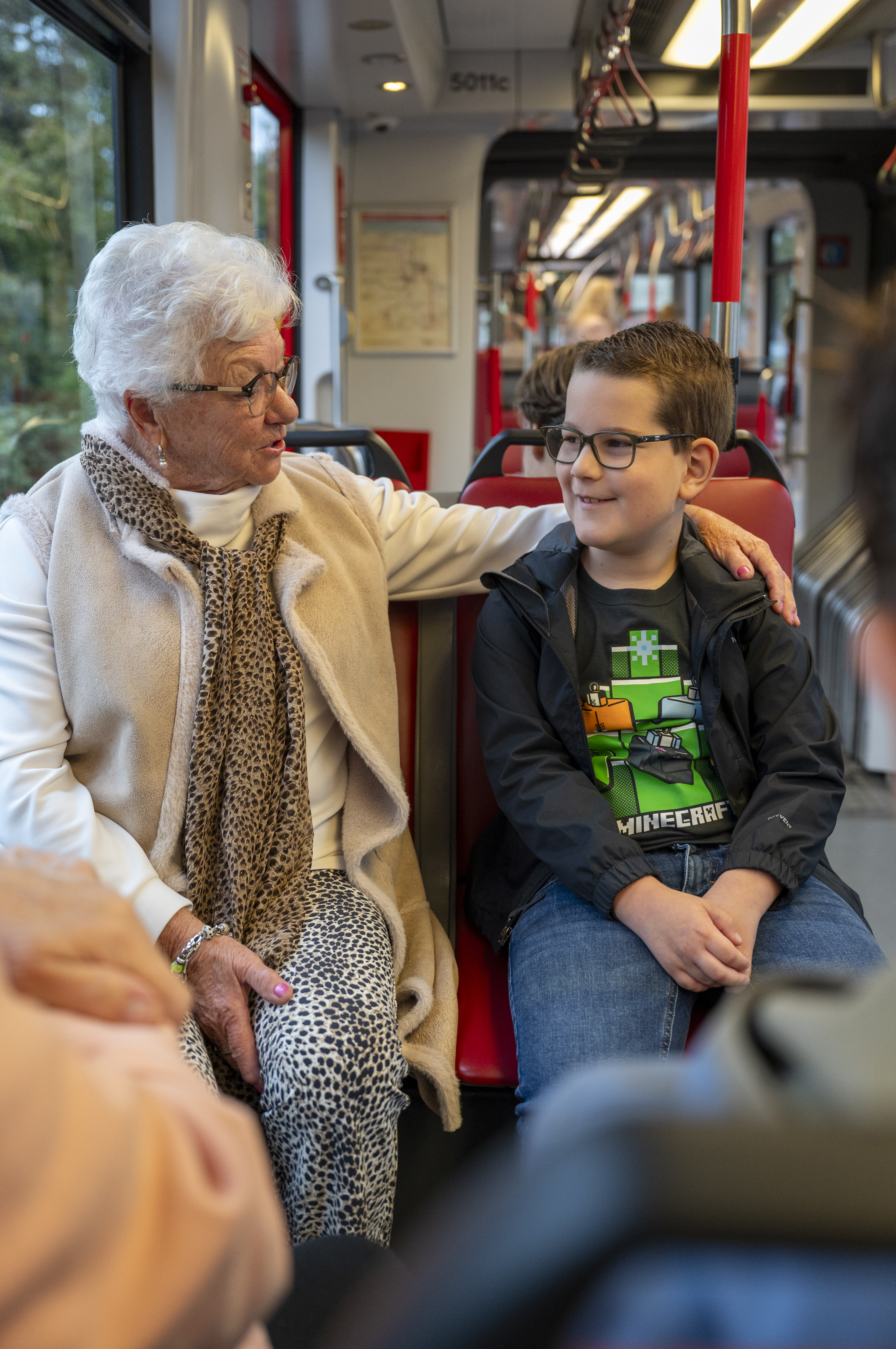 Oma met kind in een HTM tram