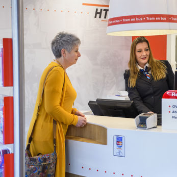Vrouwelijke servicemedewerker  Vrouwelijke servicemedewerker