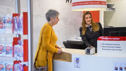 Vrouwelijke servicemedewerker Vrouwelijke servicemedewerker
