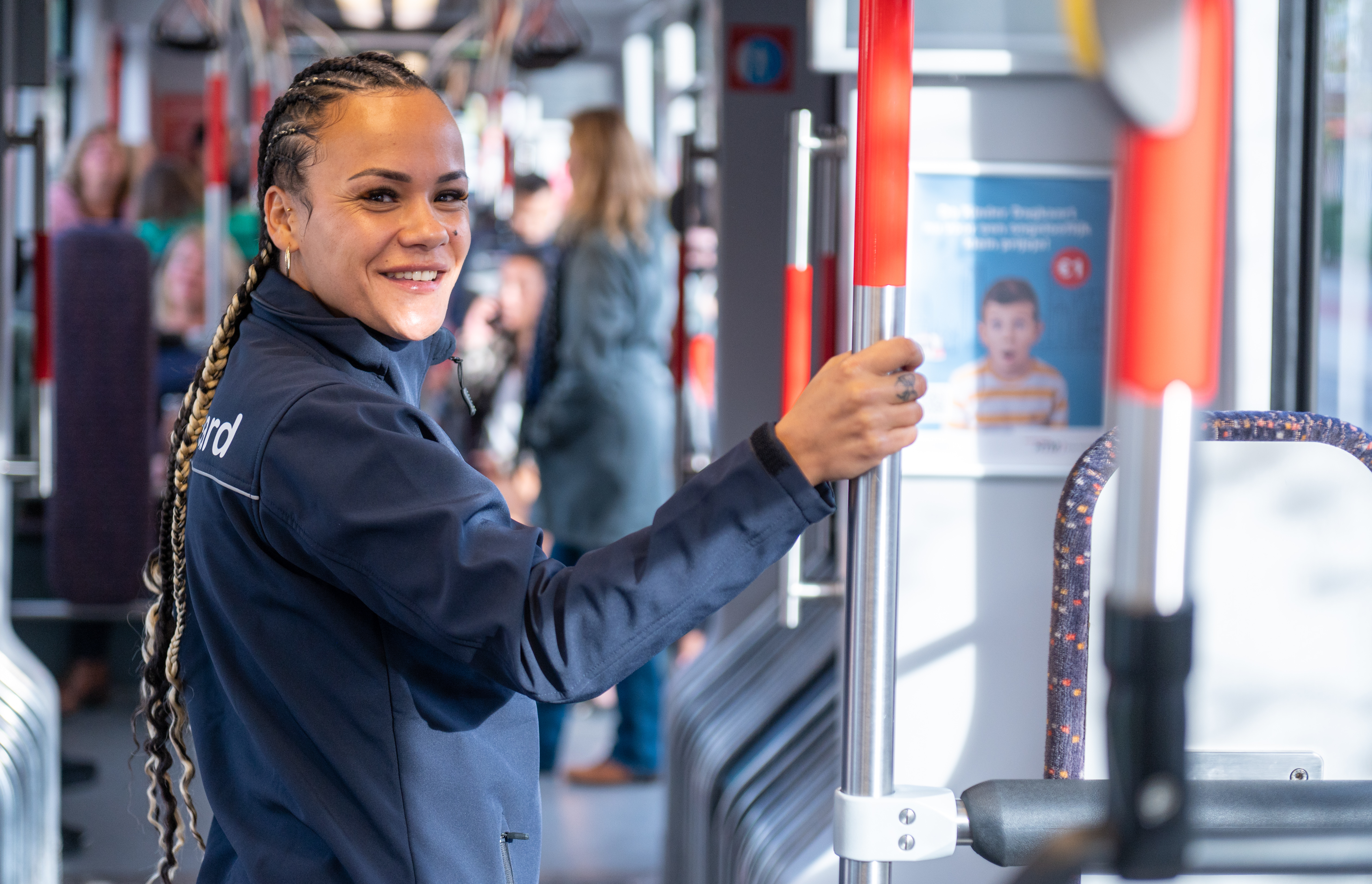 BOA controleur staat in HTM tram en kijkt in de camera
