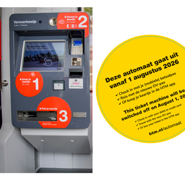 Afbeelding van de kaartverkoopautomaat in de tram met daarnaast de sticker waarop staat dat deze automaten per 1 augustus 2026 worden uitgezet. Afbeelding van de kaartverkoopautomaat in de tram.