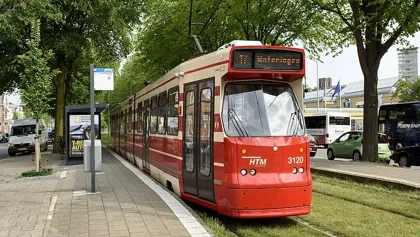 GTL tram staat bij tramhalte in Den Haag GTL tram staat bij tramhalte in Den Haag