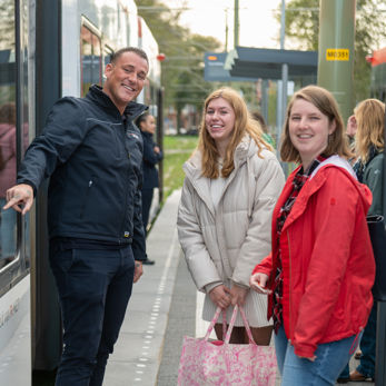 OV steward met reizigers naast tram HTM OV steward met reizigers naast HTM tram