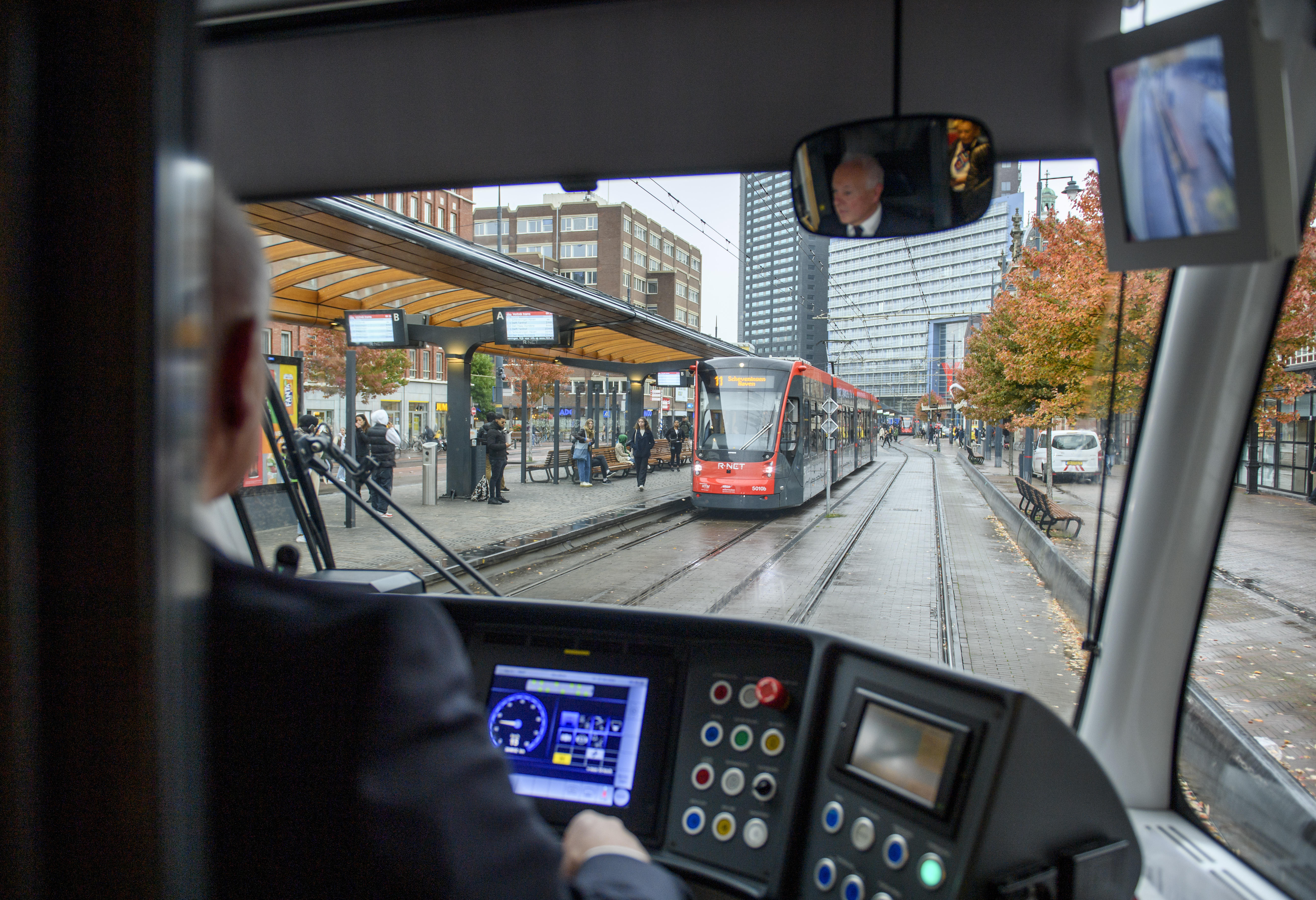 HTM trambestuurder rijdt in tram en passeert HTM tram bij tramhalte