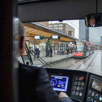 Trambestuurder in bestuurderskamer komt andere tram tegen HTM trambestuurder rijdt in tram en passeert HTM tram bij tramhalte