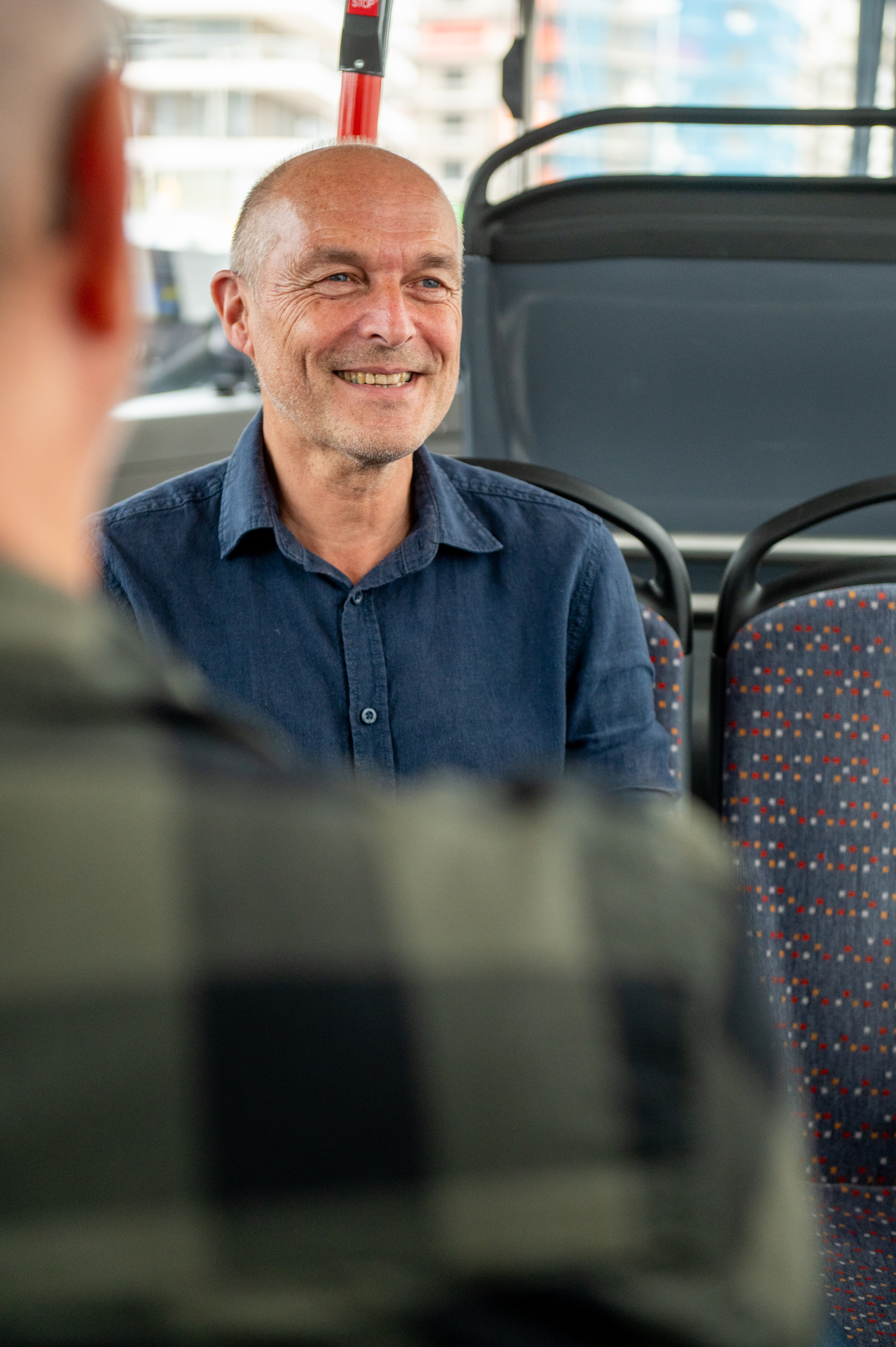 Man zit in HTM bus en kijkt naar voren