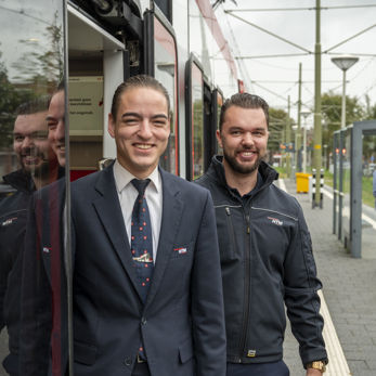 Trambestuurder en OV Steward in deur HTM Tram Trambestuurder en OV Steward in deur HTM Tram