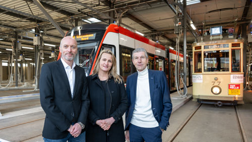 Rien Heilbron, Karen Bosch (operationeel directeur) en Simon Fortuyn voor een Avenio-tram en een historische tram in de remise Rien Heilbron, Karen Bosch (operationeel directeur) en Simon Fortuyn voor een Avenio-tram en een historische tram in de remise