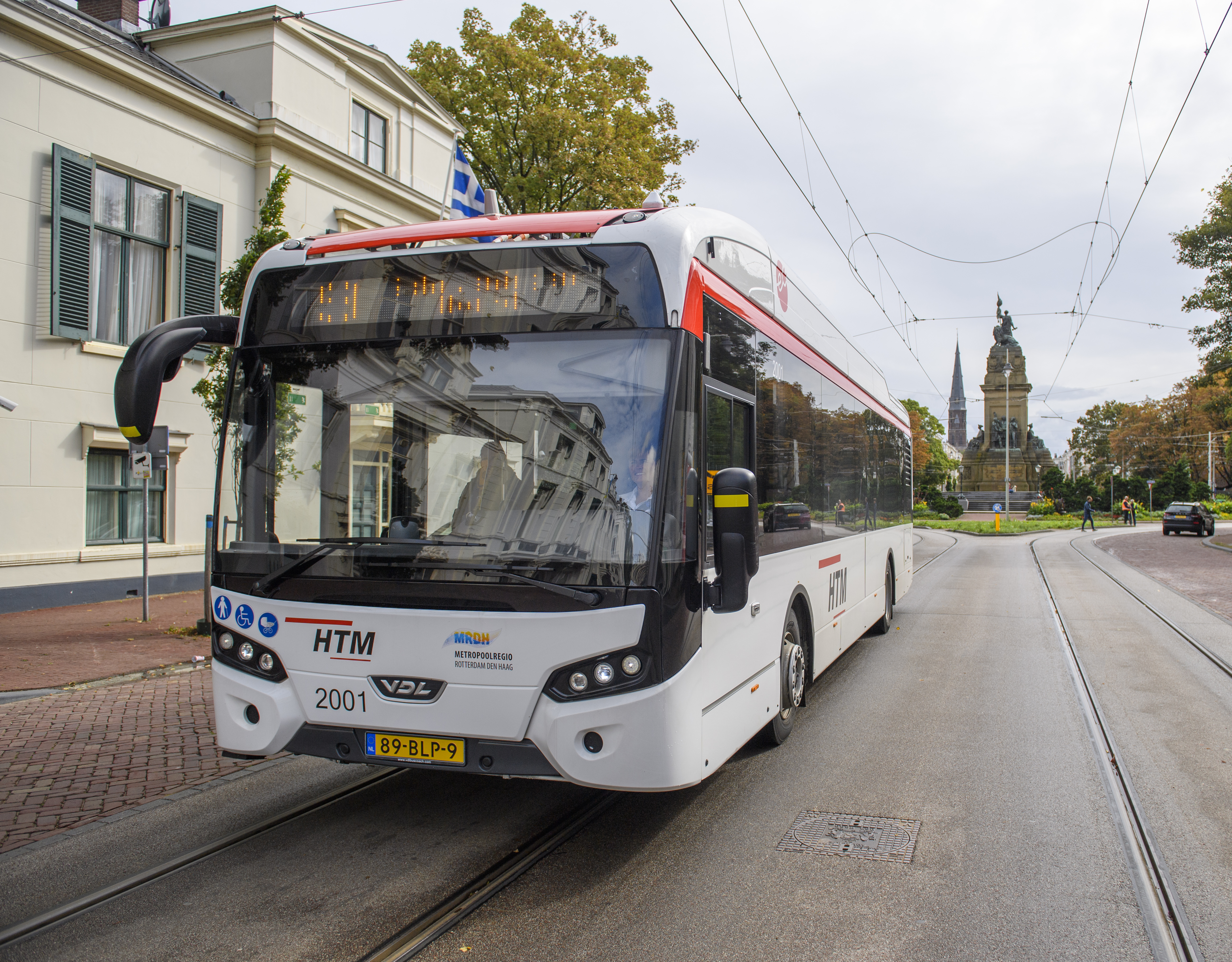 HTM bus rijdt voor het vredespaleis in Den Haag