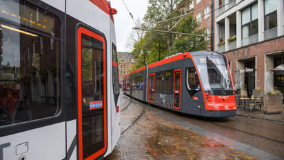 Twee trams rijden achter elkaar Twee HTM trams rijden trams achter elkaar