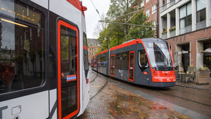 Twee trams rijden achter elkaar Twee HTM trams rijden trams achter elkaar