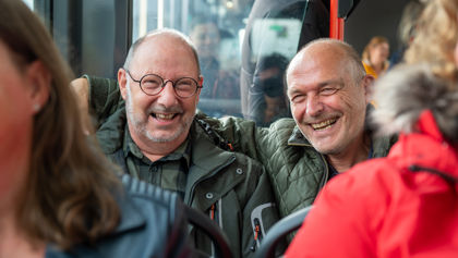Reizigers zitten in HTM bus Reizigers zitten in HTM bus en lachen naar de camera