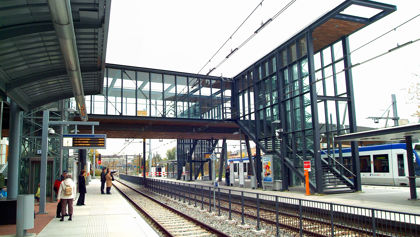 Halte Zoetermeer Centrum West met de trappen op de achtergrond en een RandstadRail voertuig Halte Zoetermeer Centrum West