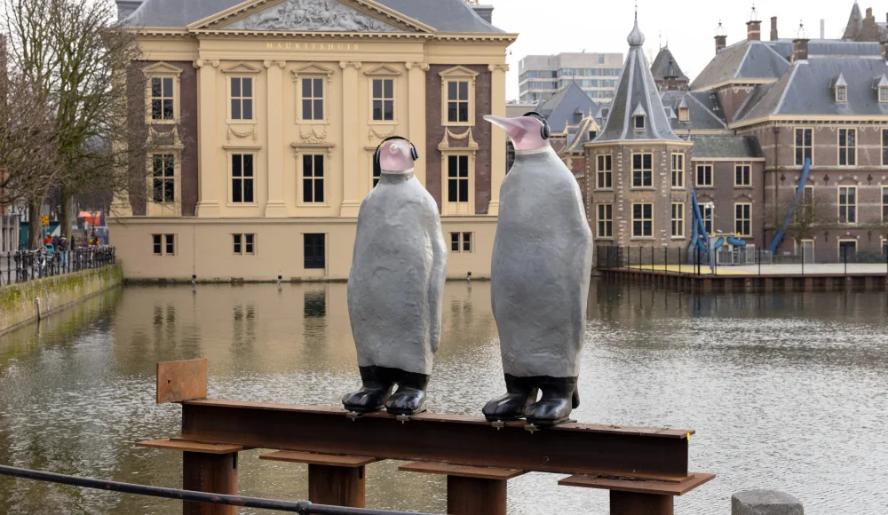 Twee pinquins op de hofvijver als onderdeel van openlucht tentoonstelling in het Museumkwartier: Modern birds