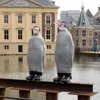 Twee pinquins op de hofvijver als onderdeel van openlucht tentoonstelling in het Museumkwartier: Modern birds Twee pinquins op de hofvijver als onderdeel van openlucht tentoonstelling in het Museumkwartier: Modern birds