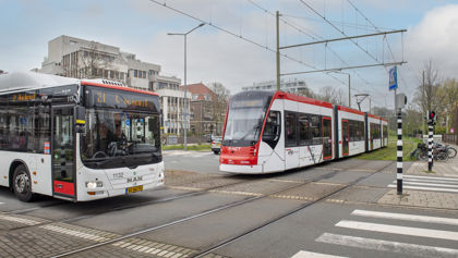 HTM bus en Aveniotram op Nieuwe Parkweg HTM bus en Aveniotram op Nieuwe Parkweg
