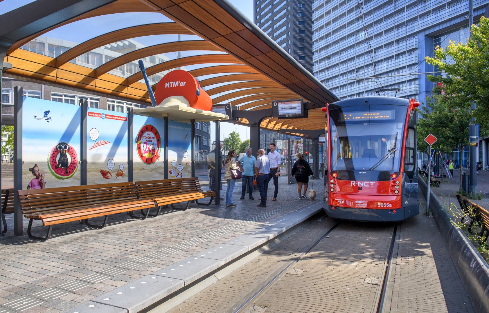 HTM  Avenio rood/grijs bij strandhalte Station Hollands Spoor