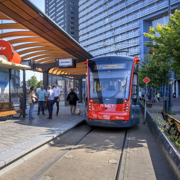 HTM  Avenio rood/grijs bij strandhalte Station Hollands Spoor HTM  Avenio rood/grijs bij strandhalte Station Hollands Spoor