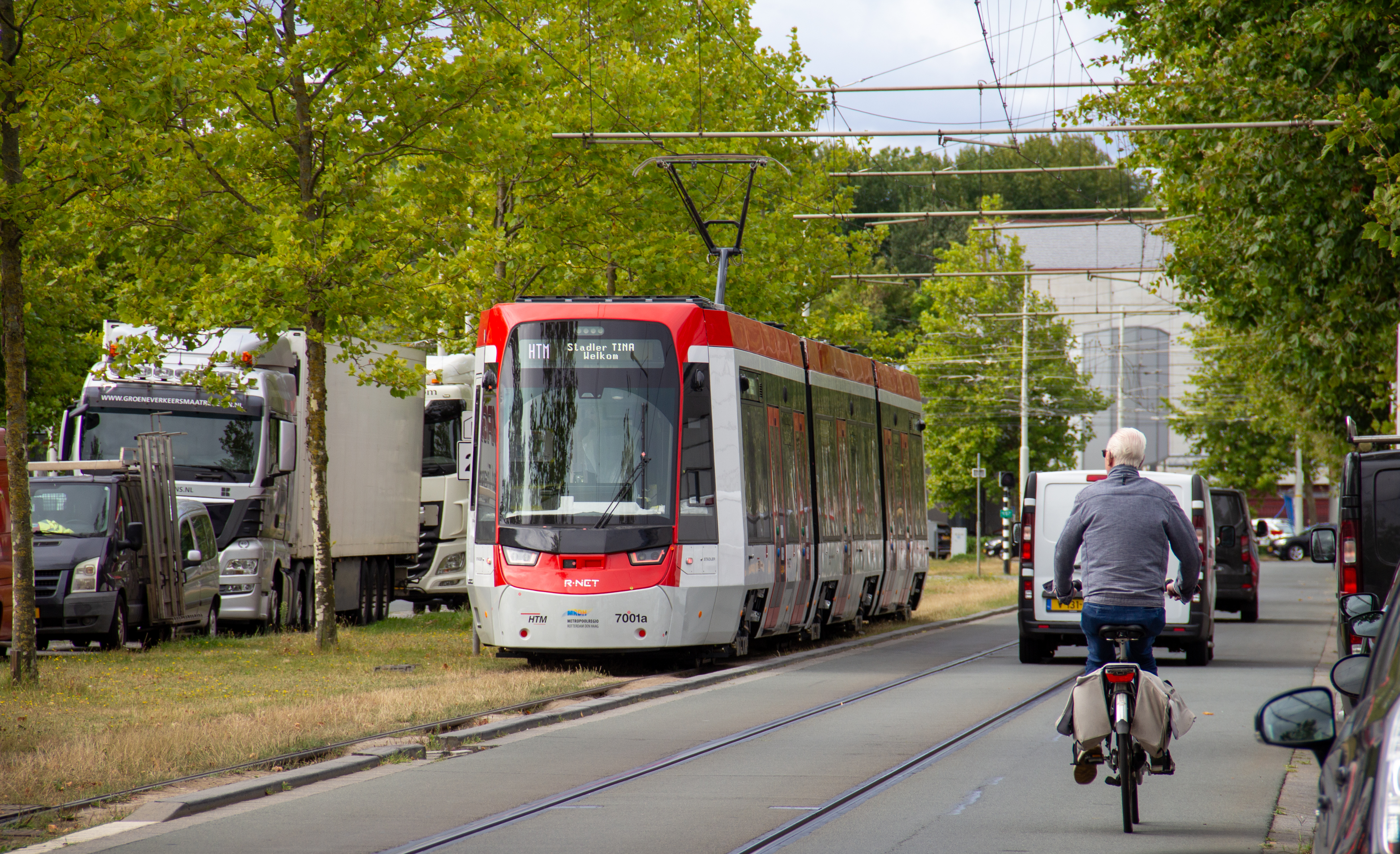 TINA 7001 op het spoor op De Werf in Den Haag tussen overig verkeer