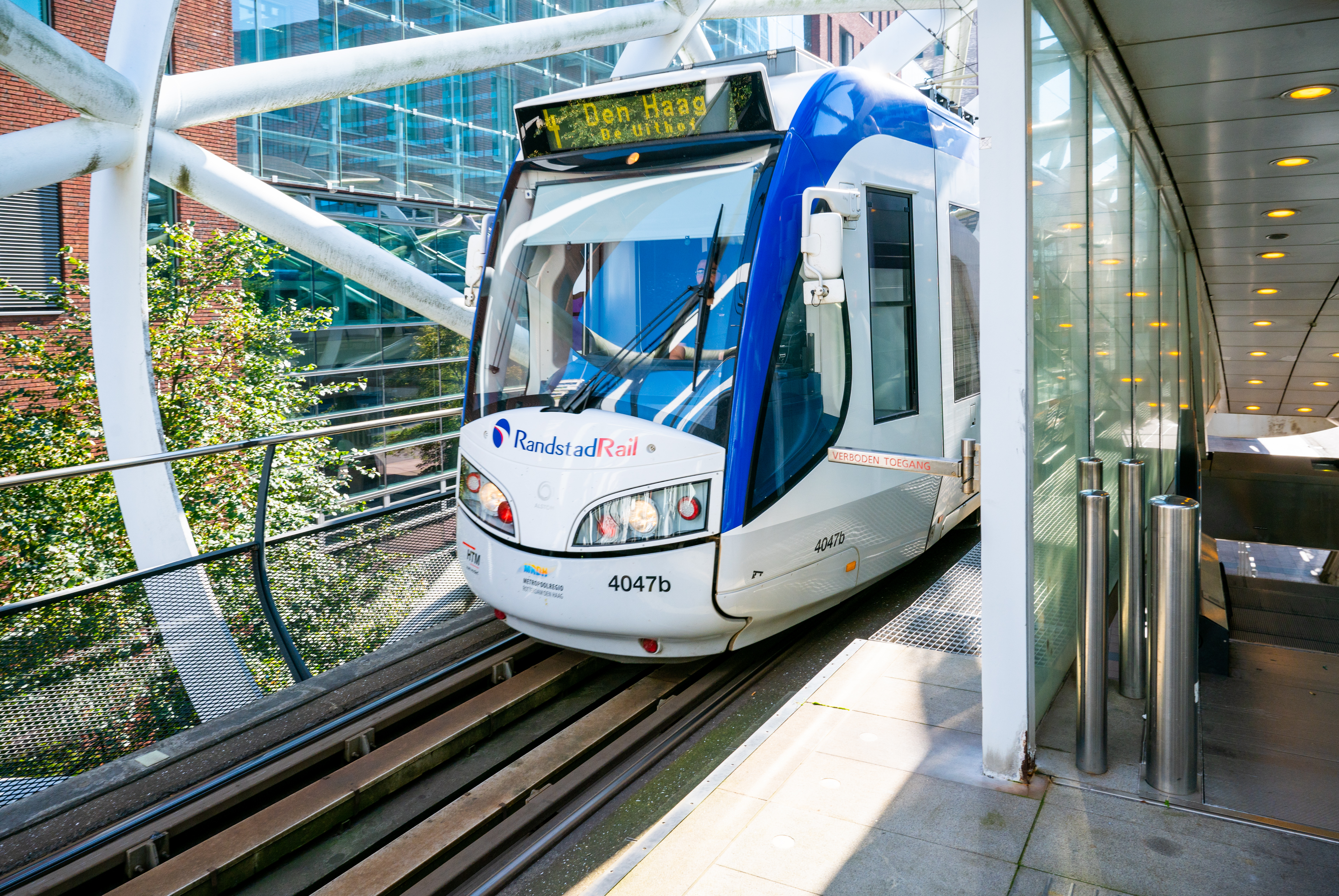 Randstadrail 4 in de netkous close-up