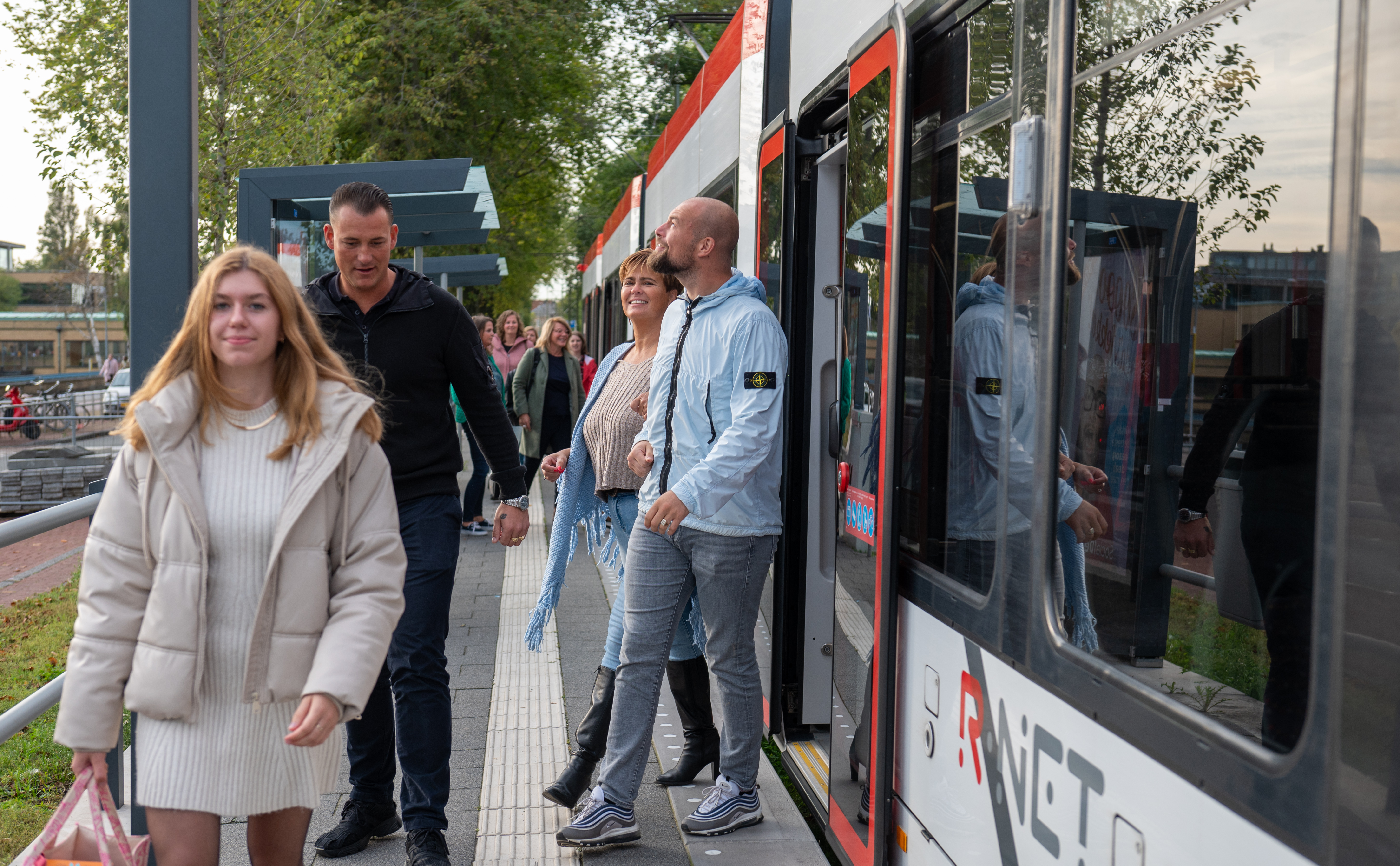 Reizigers stappen uit HTM tram