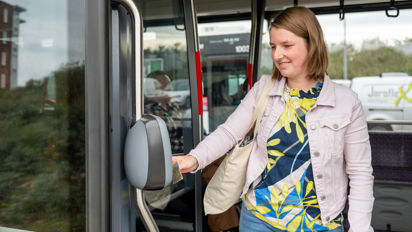 Vrouw checkt uit in tram Reiziger checkt uit in HTM tram