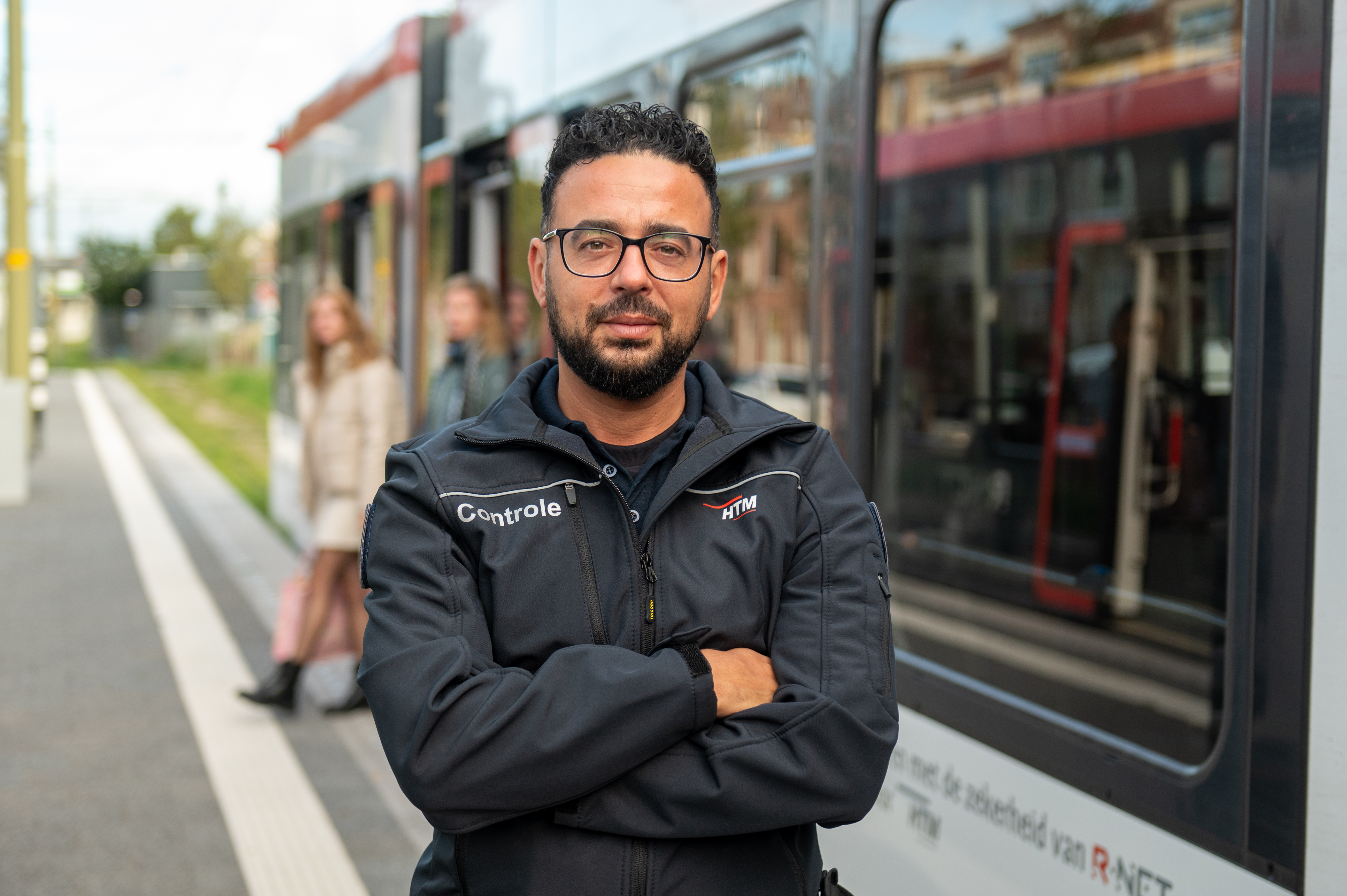 BOA controleur staat naast HTM tram en kijkt in de camera