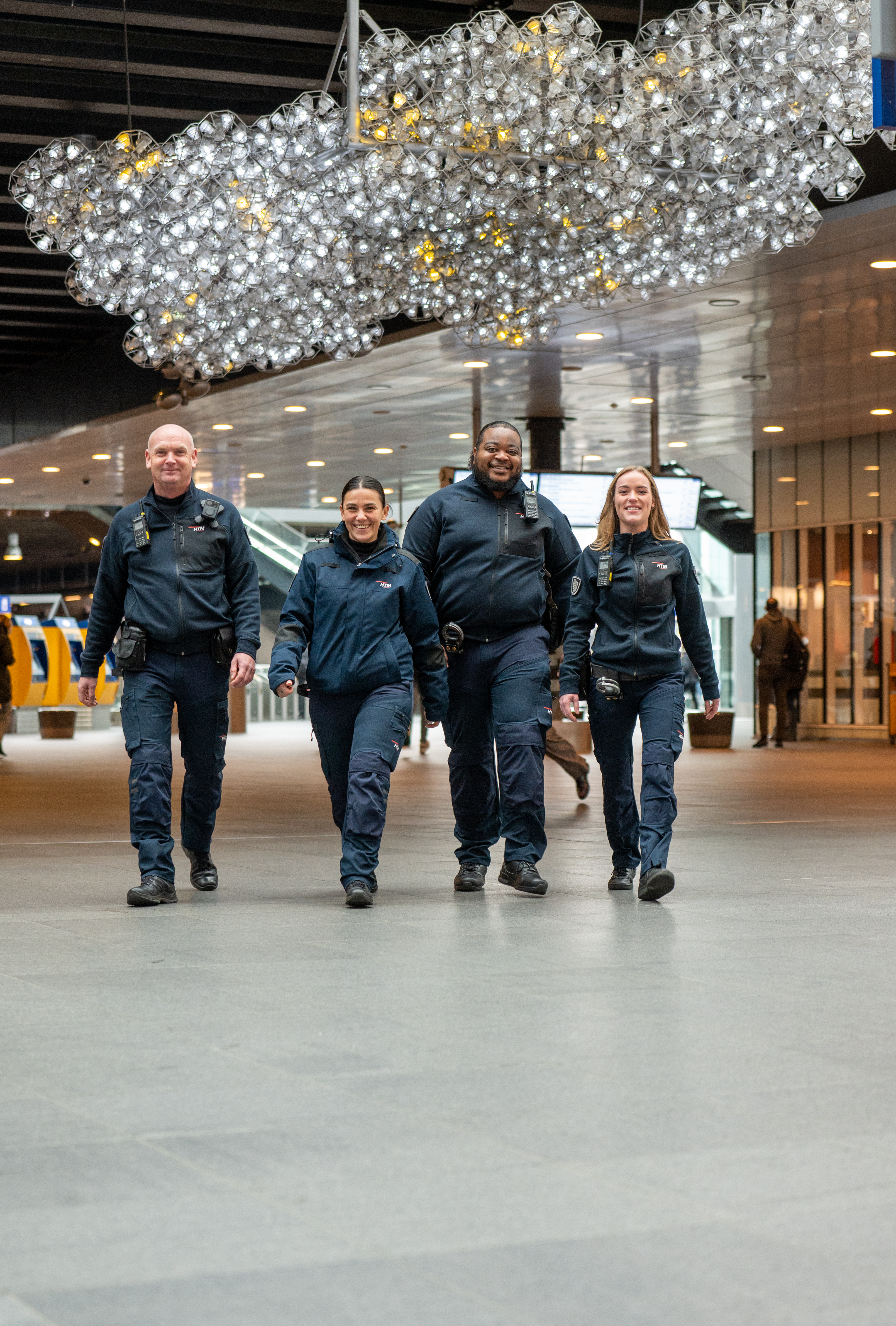 Lachende OV-stewards naast elkaar