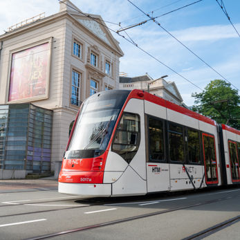Aveniotram rijdt op het Korte Voorhout in Den Haag HTM Avenio wit-rood op het Korte Voorhout