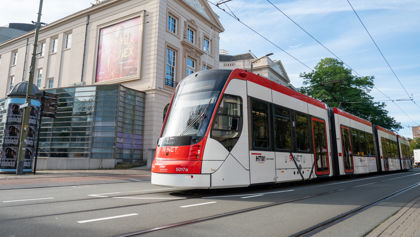 Aveniotram rijdt op het Korte Voorhout in Den Haag HTM Avenio wit-rood op het Korte Voorhout