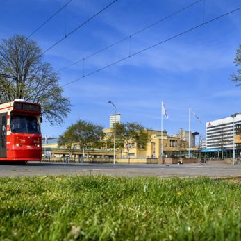 GTL tram rijdt langs Kunstmuseum GTL tram rijdt langs Kunstmuseum Den Haag