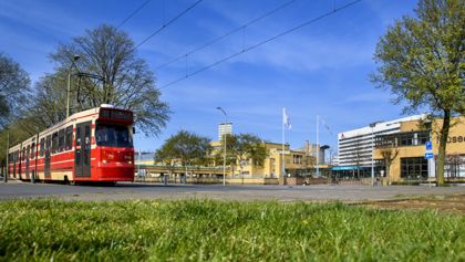 GTL tram rijdt langs Kunstmuseum GTL tram rijdt langs Kunstmuseum Den Haag
