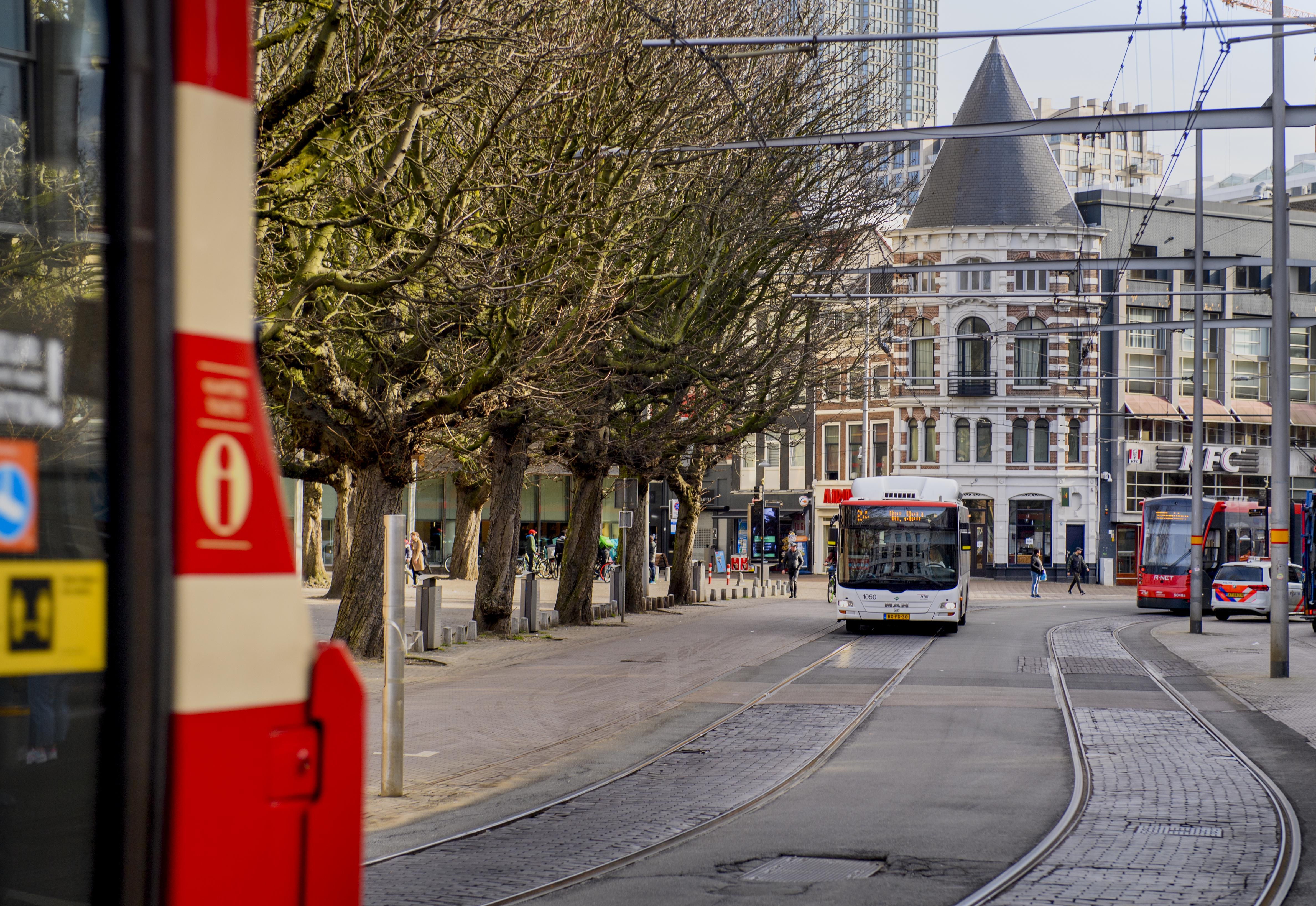 HTM Bus en HTM tram rijden op het Spui in Den Haag