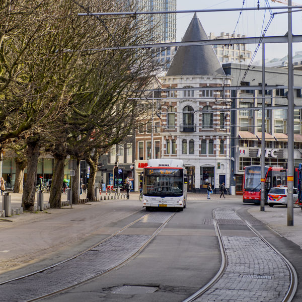 Bus en tram rijden op het Spui in Den Haag HTM Bus en HTM tram rijden op het Spui in Den Haag