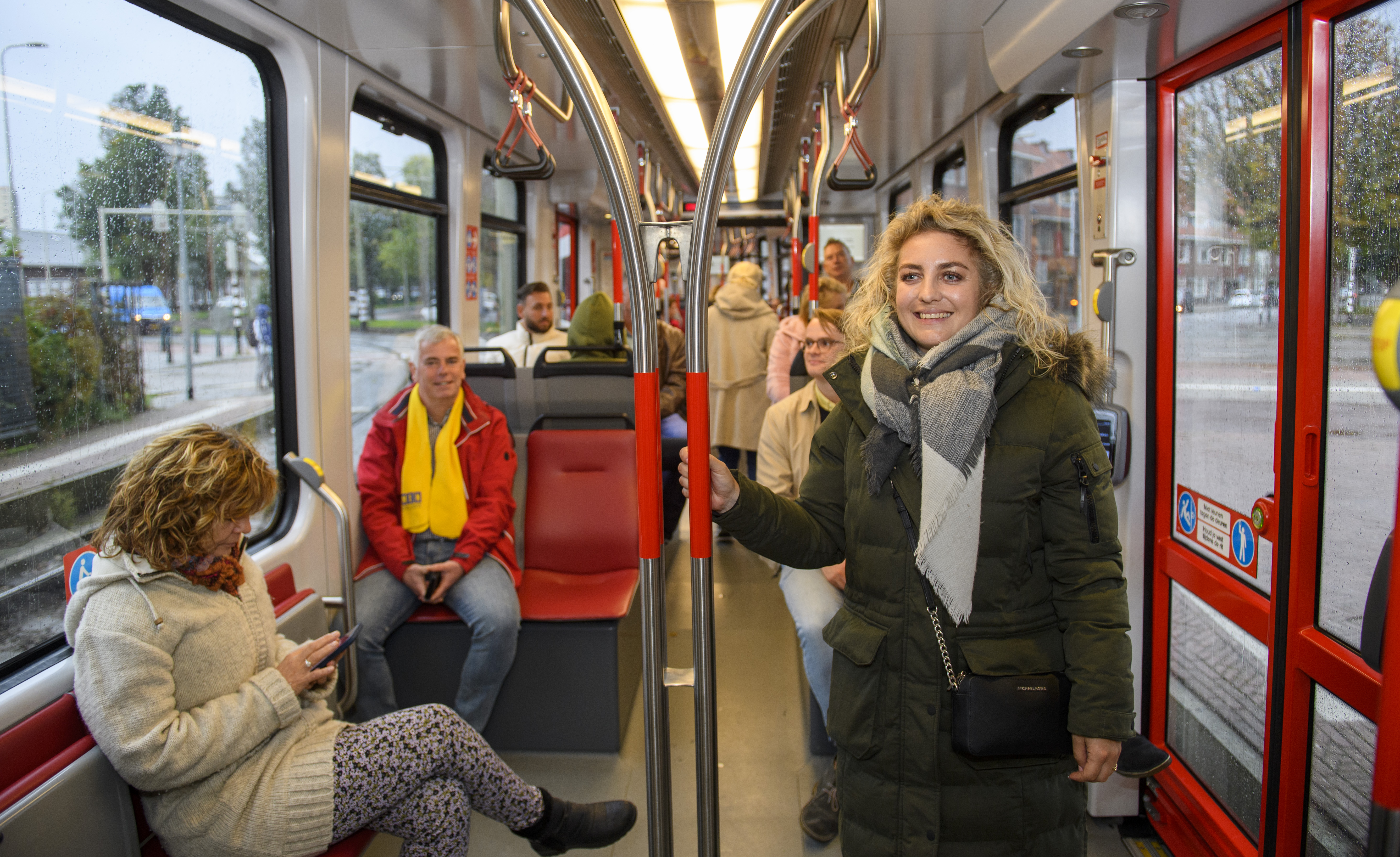 Reizigers staan en zitten in HTM tram