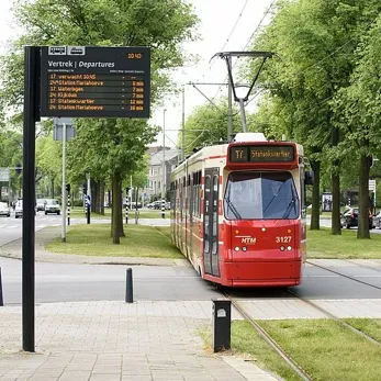GTL rood met beige tram GTL rood met beige tram rijdt bij halte