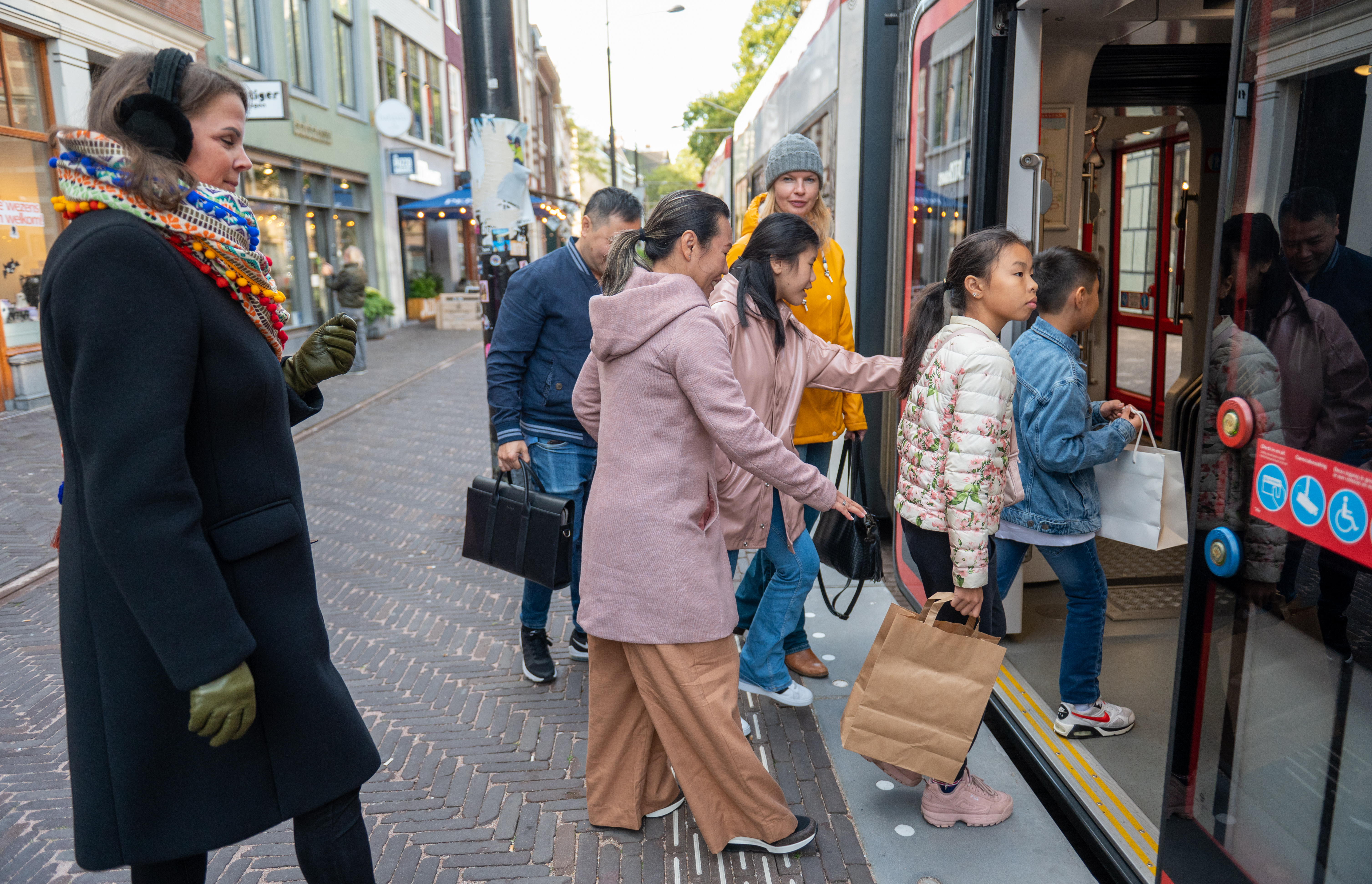 Reizigers stappen in HTM tram