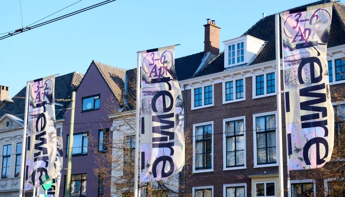 Vlag van het Rewire festival 2026 in het centrum