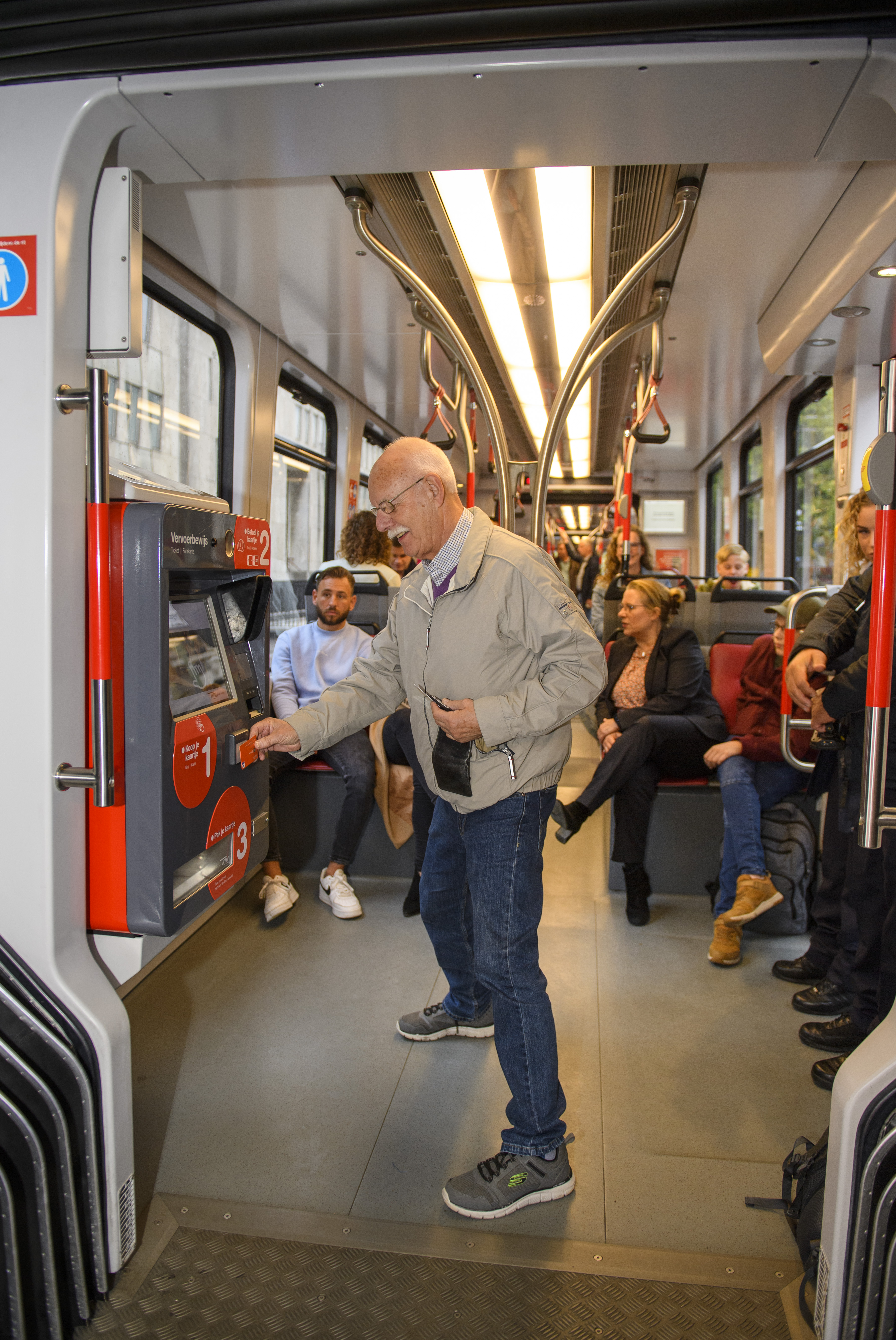 Reiziger betaalt met pinpas voor HTM tramkaartje in HTM tram