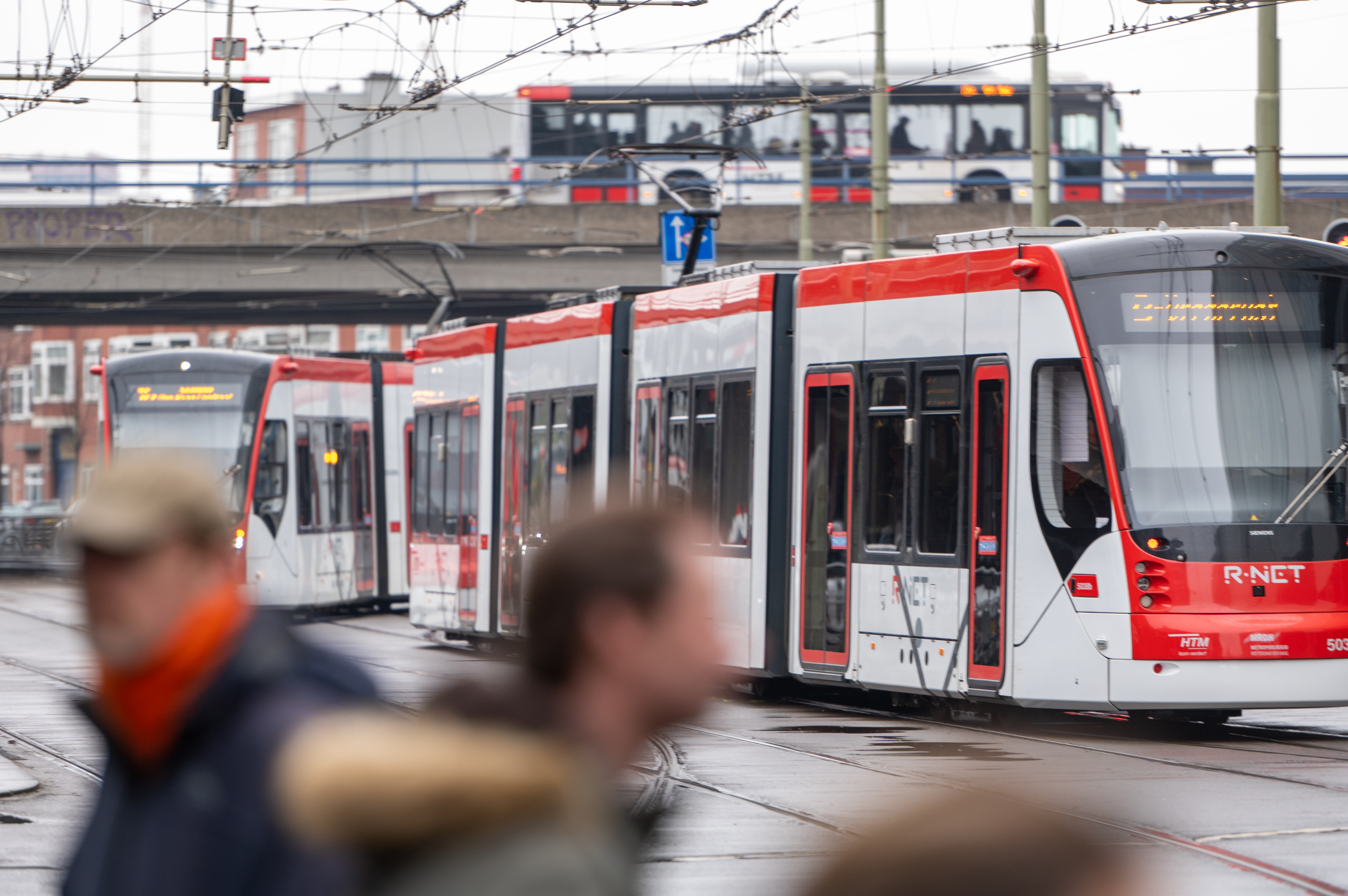 HTM bus en Aveniotram bij station Den Haag Centraal  (Rijnstraat maart 2023)