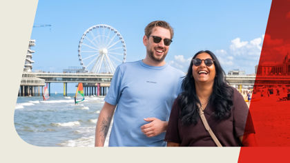 Banner koppel wandelend op scheveningen Banner koppel wandelend op scheveningen